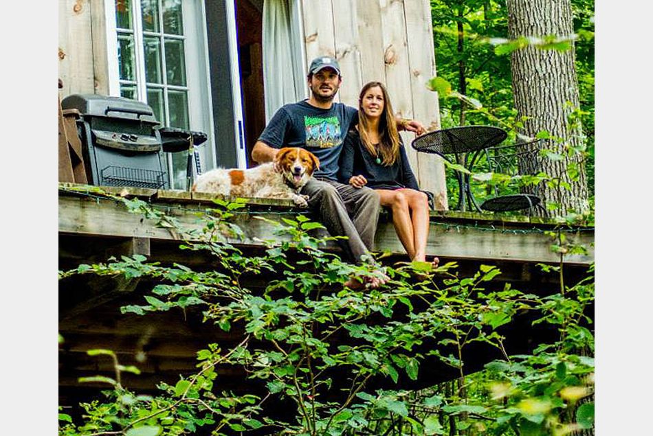 David Herrie et son épouse vivent en plein coeur de la forêt, dans ce petit chalet niché dans les arbres.