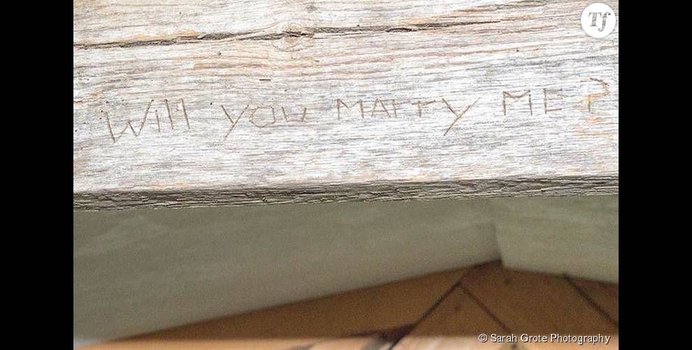 Quand David Herrie a gravé ces mots dans le bois, sa fiancée a immédiatement accepter de l&#039;épouser...
