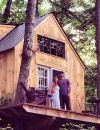 David et sa femme sur le balcon de leur chalet en bois.