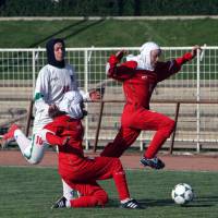 Cette championne de foot iranienne est interdite de compétition par son mari