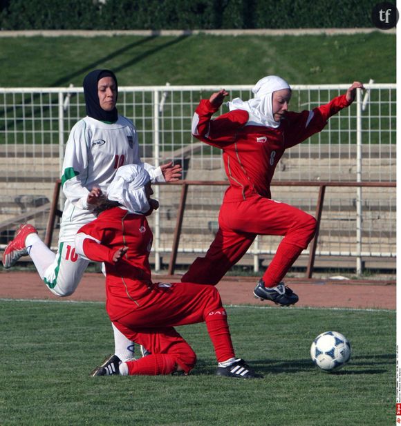 Capitaine de l'équipe de football féminine d'Iran, Niloufar Ardalan (en blanc) ne pourra pas participer au Championnat d'Asie de l'Ouest. Son mari ne veut pas qu'elle quitte le pays...