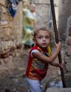 Une petite fille joue dans le quartier de Manshiet Nasser, au Caire.