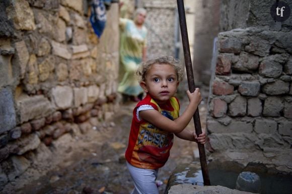 Une petite fille joue dans le quartier de Manshiet Nasser, au Caire.