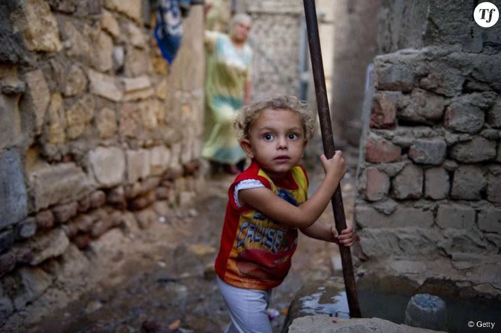Une petite fille joue dans le quartier de Manshiet Nasser, au Caire.