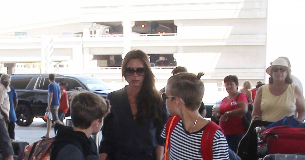 Photo : Victoria Beckham et son fils Romeo arrive à l'aéroport de JFK à New  York pour prendre l'avion. Romeo porte une casquette et un sac Louis Vuitton!  Le 30 août 2017. 