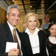 Sylvie Vartan et sa fille adoptive Darina aux côtés de l'ambassadeur de Bulgarie en 2004
