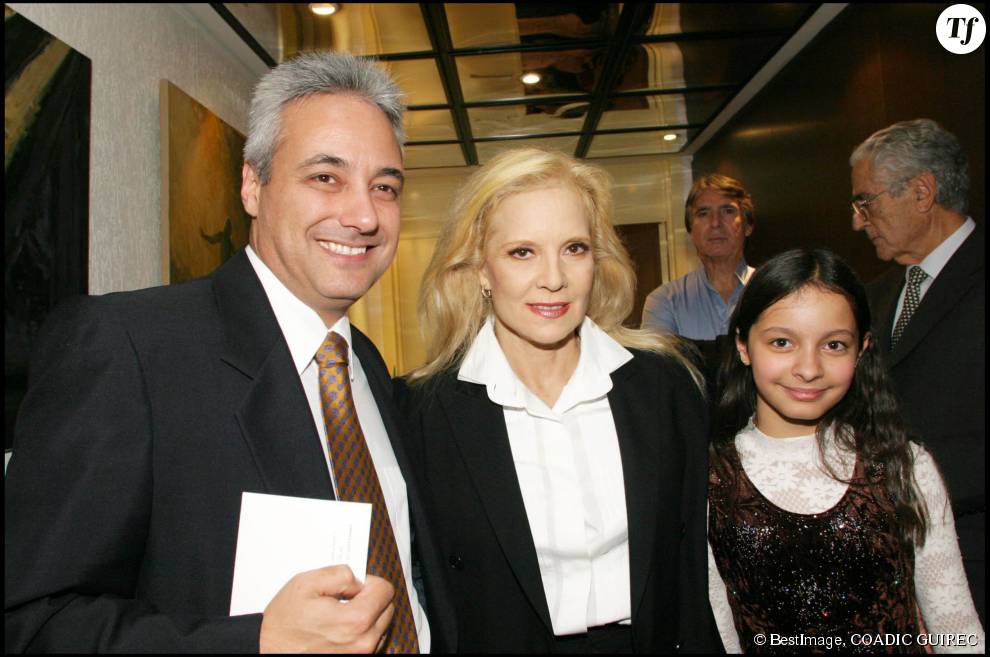 Sylvie Vartan et sa fille adoptive Darina aux côtés de l&#039;ambassadeur de Bulgarie en 2004