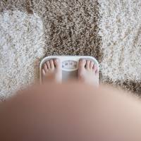 Enceinte : faut-il se mettre au régime si on est ronde ?