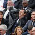   Jean-Luc Reichmann, sa femme Nathalie et Philippe Bas - People dans les tribunes des Internationaux de France de tennis de Roland Garros à Paris. Le 31 mai 2015.  