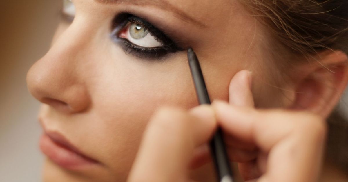 Comment faire un maquillage charbonneux des yeux ? (Tuto vidéo