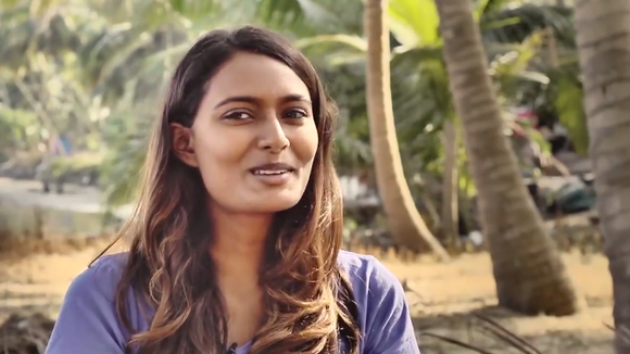 Ishita Malaviya, la première surfeuse indienne qui veut mettre les femmes sur les planches