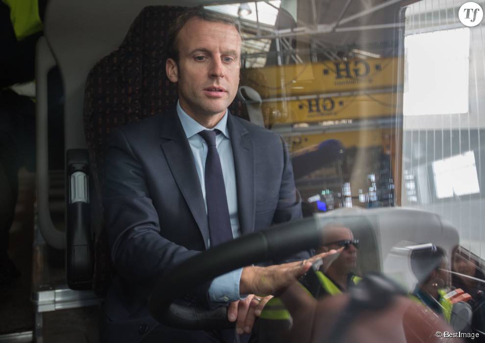  Le ministre de l&#039;économie, Emmanuel Macron, visite l&#039;usine de Bus IVECO Bus à Annonay (Ardèche) le 21 Septembre 2015.  