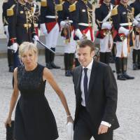 Emmanuel Macron : il n'a pas de photo de sa femme Brigitte dans son bureau