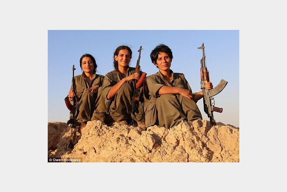 De gauche à droite, Raparin, Roza et Deijly se battent contre l'Etat Islamique dans le nord de l'Irak.