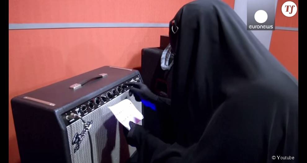 Gisele Marie Rocha s&#039;est convertie à l&#039;islam en 2009, depuis elle porte le niqab malgré sa profession de guitariste de heavy metal.