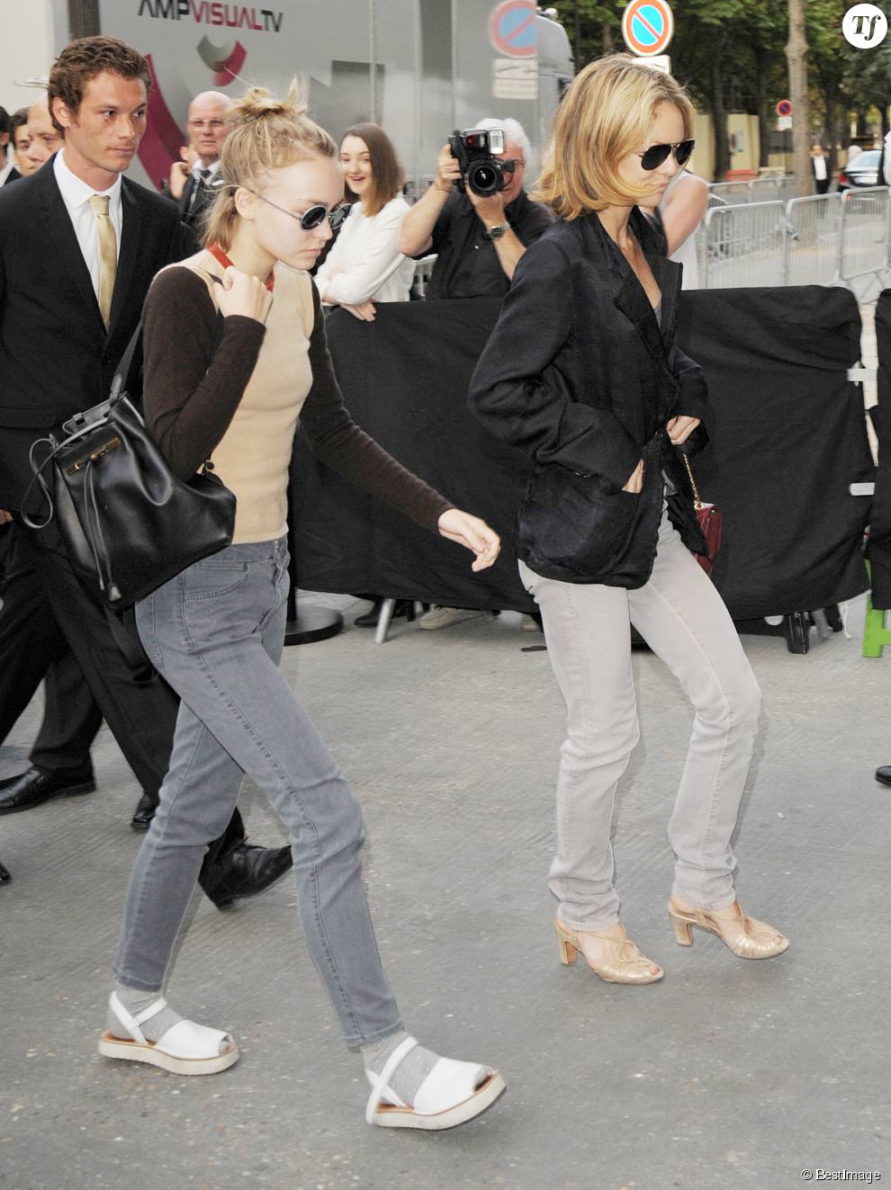  Vanessa Paradis et sa fille Lily Rose - Premières arrivées des personnalités au défilé de mode &quot;Chanel&quot; Haute-Couture Automne-Hiver 2015/2016 à Paris. Le 7 juillet 2015  