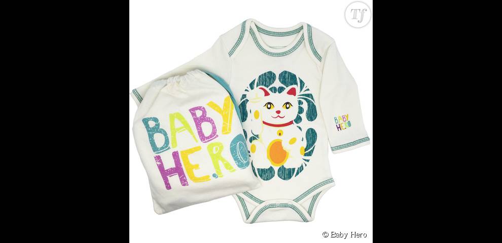 Un body signé Baby Hero et son joli sac en coton assorti.