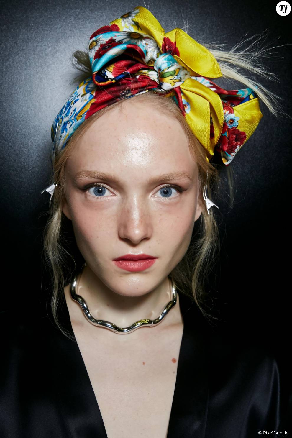 Le foulard multicolore vu chez Dolce &amp;amp; Gabbana