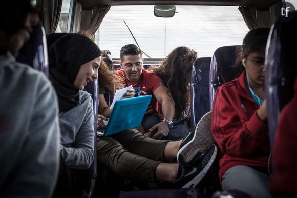 Les jeunes footballeuses partent pour un match de championnat sur fond de musiques et de rires