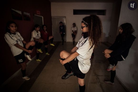  Les premiers échauffements se déroulent dans un couloir du stade Al Salam