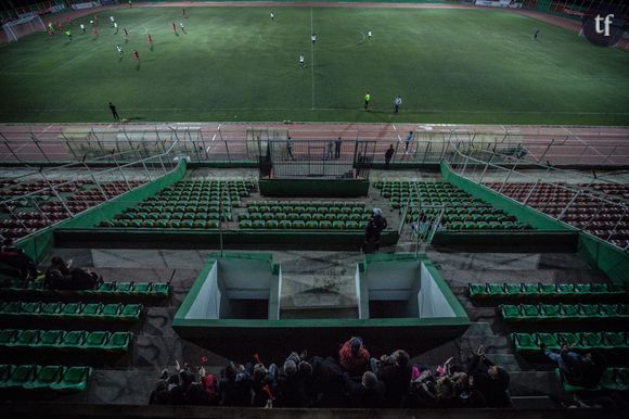 Seules quelques dizaines de personnes occupent les tribunes du stade Al Salam