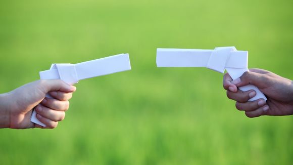 Quand les enfants troquent leurs armes en plastique contre des jouets