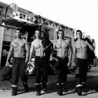 Quand les pompiers se dénudent pour leur calendrier, le web s'enflamme