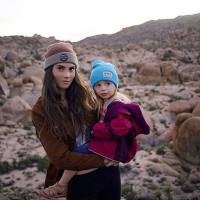 Born Wild Project : cette super maman explore la nature avec sa fille sur le dos