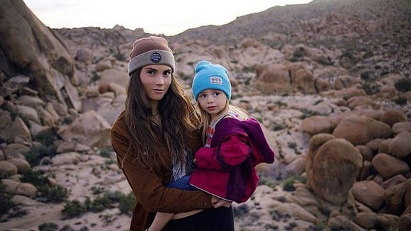 Born Wild Project : cette super maman explore la nature avec sa fille sur le dos