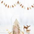 Un socle de pin et de petits sapins en carton pour un Noël créatif