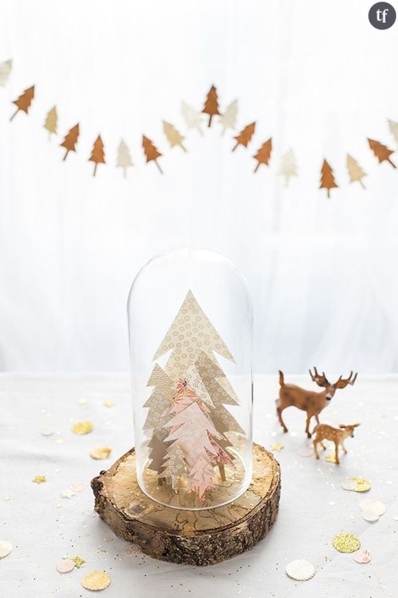 Un socle de pin et de petits sapins en carton pour un Noël créatif