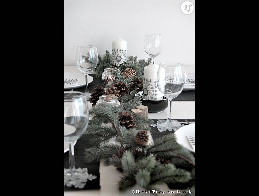  Une déco de table qui sent bon la nature mais tout aussi chic avec ses bougies et les touches d&#039;argentés  