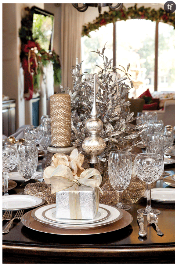 Une table chic et épurée avec ce mélange de doré et d'argenté