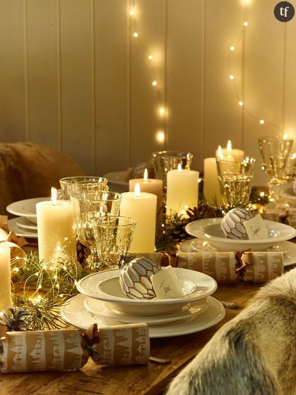 Pour une table lumineuse et féérique, osez le mélange doré et blanc