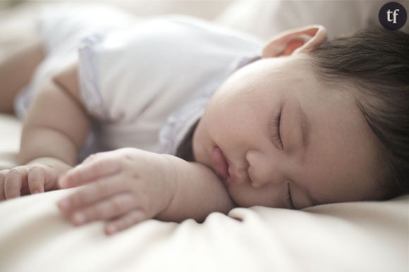 Comment surveiller un bébé qui dort avec un smartphone