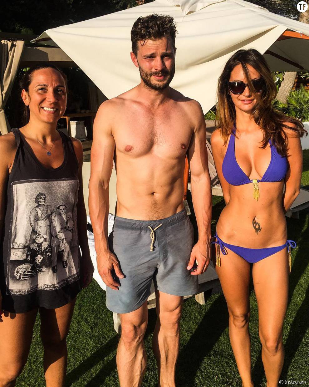 Jamie Dornan en maillot de bain avec des fans à Ibiza, été 2015