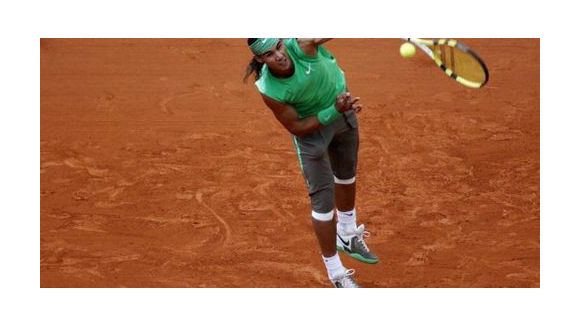 Rafael Nadal se met à nu pour Armani – Vidéo