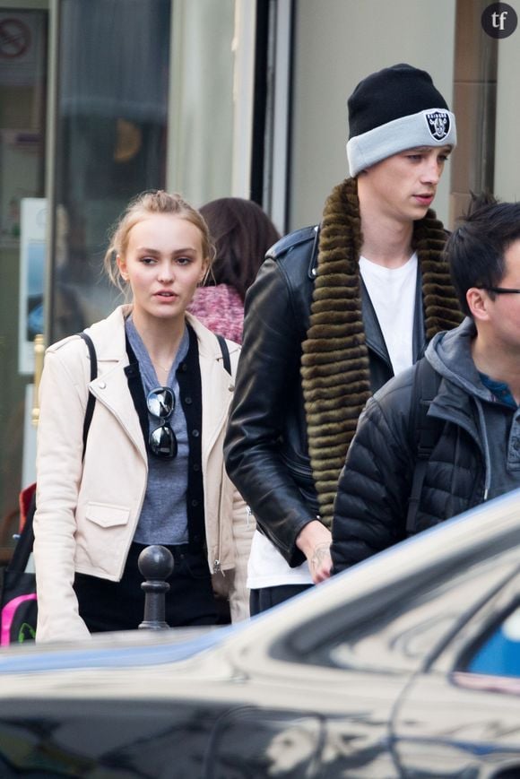 Lily-Rose Depp et son compagnon Ash Stymest à Paris le 22 mars