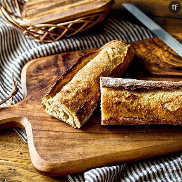 Le pain blanc a la même teneur en calories que le pain violet, mais ses propriétés nutritionnelles sont bien inférieures