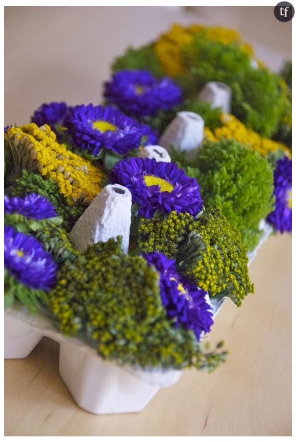 Des petites jardinières dans une boîte d'oeuf pour la table de Pâques