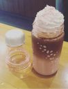 Reproduisez chez vous, la célèbre recette du Cherry Blossom Frappuccino de chez Starbuck Coffee.