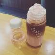 Reproduisez chez vous, la célèbre recette du Cherry Blossom Frappuccino de chez Starbuck Coffee.