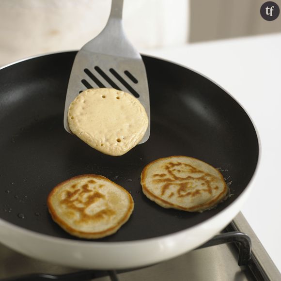 Faites cuire vos pancakes à la poêle 4min, et c'est prêt!