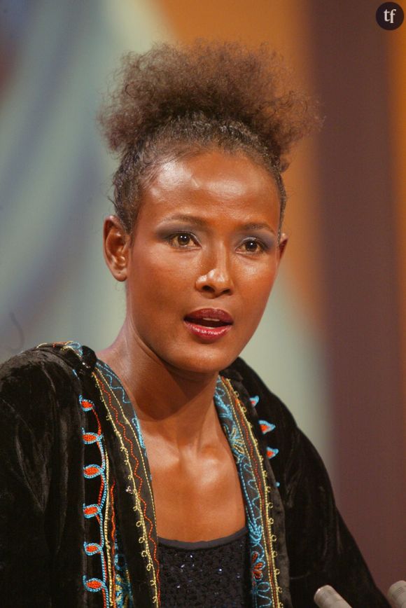 Waris Dirie , ex-mannequin somalienne et victime d'excision à 5 ans, se bat activement contre les MGF. Son film "Fleur du Désert" retrace son parcours et son combat contre cette pratique.