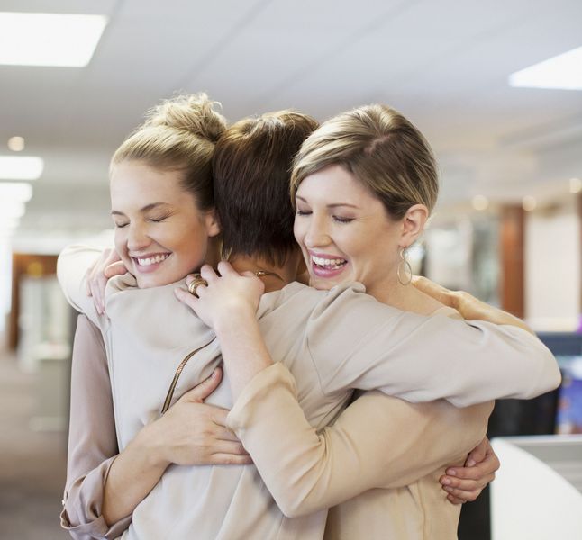 Comment Garder Contact Avec Ses Anciens Collegues Sans Passer Pour Une Reloue Terrafemina