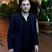 Kit Harington : il officialise son couple avec Rose Leslie (photos)