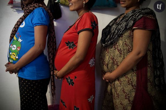 Trois mères porteuses qui vivent ensemble dans une chambre de la résidence de la clinique "Surrogacy India" à Mumbai