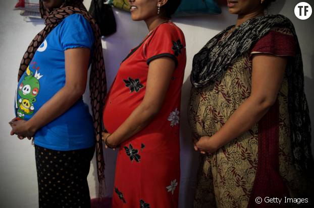 Trois mères porteuses qui vivent ensemble dans une chambre de la résidence de la clinique "Surrogacy India" à Mumbai