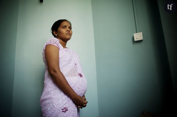 Une mère porteuse attendant dans la clinique "Surrogacy India" à Mumbai