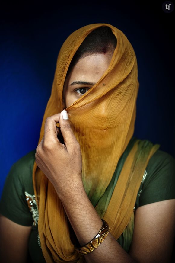 Une donneuse d'ovocytes indienne qui dissimule son visage pour ne pas être reconnue